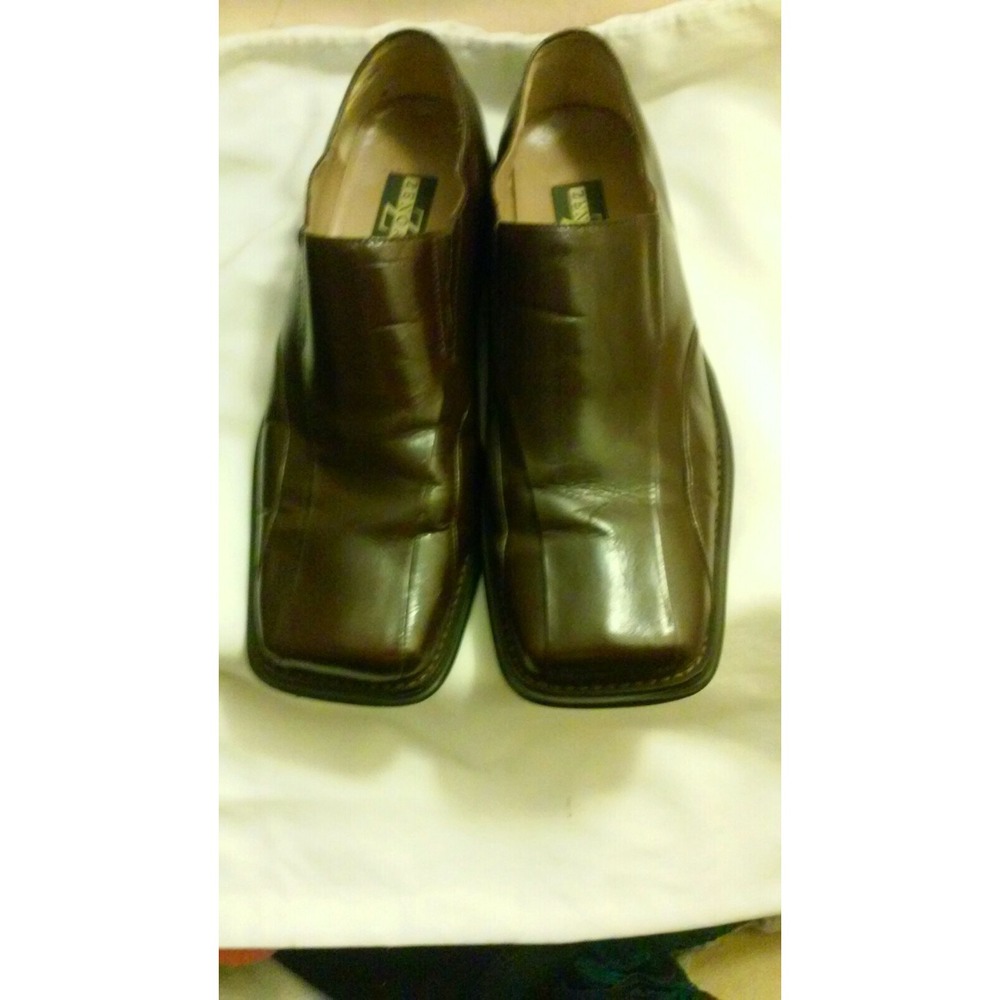 Mens dress shoes size 9m used in good shape. In the a original box and bags.